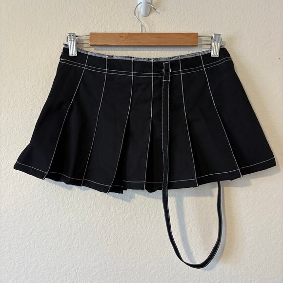 NWOT Womens Pleated Bondage Skirt Grommet Buckle Detail Black Sz S Goth Punk Emo - Picture 4 of 9